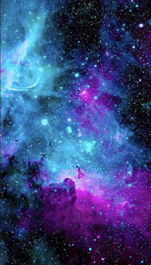 充滿活力的宇宙星雲，帶有旋轉的紫色和藍色雲朵以及散落的星星。 — 太空 壁紙