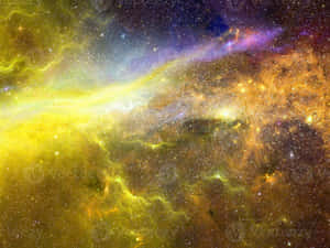 充滿活力的宇宙星雲，帶有旋轉的金色橙色和紫色雲層及星星。 — 向日葵花田 壁紙