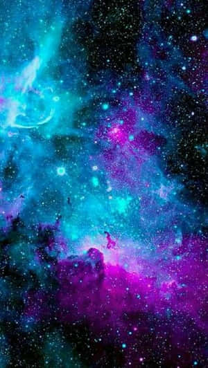 充滿活力的宇宙星雲，旋轉的藍色和紫色，佈滿星星。 — 藍色銀河 壁紙