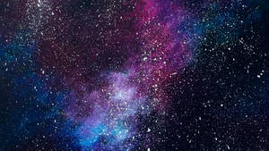 色彩繽紛的宇宙星雲，帶有深紫色、藍色和粉紅色調的星星。 — 銀河 壁紙
