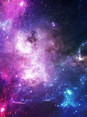 充滿活力的宇宙星雲，帶有紫色、藍色和粉紅色的發光星星。 — 3:4 壁紙