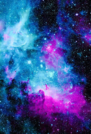 充滿活力的宇宙星雲，帶有旋轉的藍色和紫色雲彩以及閃爍的星星。 — 宇宙美學 壁紙