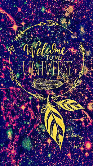 宇宙背景，金色羽毛和箭頭在「Welcome to my Universe」文字周圍。 — 宇宙 壁紙