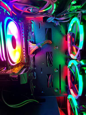 遊戲PC內部特寫，配有彩色LED風扇和電纜。 — 電路板 壁紙