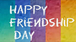 在彩虹色皺紋紙背景上以白色粉筆風格字體書寫的Happy Friendship Day。 — 慶祝 壁紙