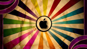 Apple標誌位於帶有紋理的紙張上色彩繽紛的復古太陽光線圖案中央。 — 色彩 壁紙
