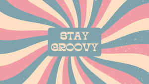 復古太陽爆發圖形，帶有復古風格的「STAY GROOVY」文字。 — 圖形 壁紙