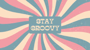 復古太陽爆發設計，帶有復古風格的「STAY GROOVY」文字。 — 可愛又粉嫩 壁紙