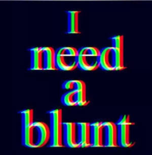 故障藝術文字在黑色背景上顯示「I need a blunt」，帶有彩虹色失真。 — 抽菸 壁紙