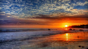 海洋上的日落，天空色彩繽紛，沙灘濕潤 — 夕陽天空 壁紙