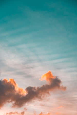 戲劇性的日落雲朵在黃昏時分在藍綠色天空映襯下發出橙色光芒。 — Huawei MatePad 11.5 S (2025) 壁紙