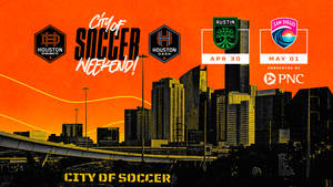 City of Soccer 週末活動海報，以日落天際線為背景，展示球隊標誌和日期。 — 運動 壁紙
