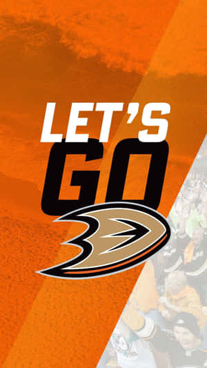 Anaheim Ducks 冰球隊標誌，帶有 LET'S GO 文字和橙色歡呼的球迷。 — 安納海姆鴨隊 壁紙
