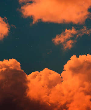 在繁星點點的夜空下被照亮的橙色雲朵。 — 雲朵 GIF 壁紙