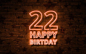 霓虹燈牌在磚牆上顯示 22 HAPPY BIRTHDAY。