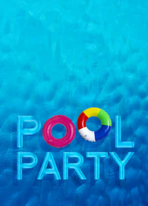 藍色水面上的「POOL PARTY」文字和彩色浮圈。 — 派對 壁紙