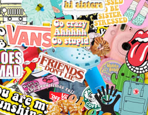 色彩繽紛的貼紙拼貼，包含 Vans、Crocs、滾石樂隊和俏皮短語。 — 夏日美學動畫 壁紙