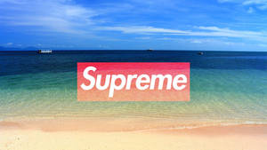 Supreme標誌疊加在熱帶海灘上，清澈藍色海水與沙灘。 — 紅色至尊 壁紙