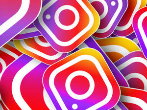 以鮮豔漸層色彩重疊的Instagram應用程式圖示。 — 可愛的IG 壁紙