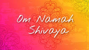 色彩繽紛的曼陀羅設計，帶有白色手寫文字「Om Namah Shivaya」。 — 三島一八 壁紙