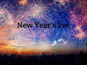 煙火在除夕夜於城市天際線上爆炸。 — 新年快樂 壁紙