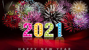 彩色煙火在發光的2021燈光上方綻放，反射在紅色表面上。 — 新年快樂 2020 壁紙