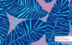 藍色和粉紅色的熱帶葉片圖案，帶有斑馬條紋和 Lilly Pulitzer 標誌。 — 莉莉·普利策 壁紙