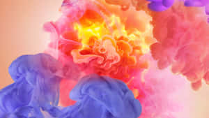 色彩繽紛的墨水在水中形成動態漩渦，襯托著柔和的蜜桃色背景。 — 煙動圖 壁紙