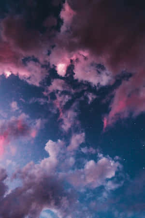 暮色中帶有粉紫色雲彩的星空 — 雲朵 GIF 壁紙