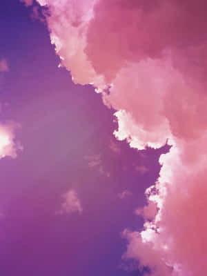 粉紅色和紫色雲朵在暮色天空中柔和發光。 — 粉色花朵 壁紙