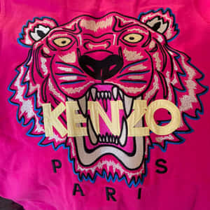 帶有刺繡老虎頭和 'KENZO PARIS' 文字的粉紅色布料。 — 老虎 壁紙