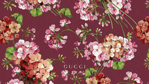 帶有盛開粉紅珊瑚色天竺葵和Gucci標誌水印的酒紅色布料。
