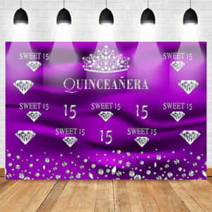 聚光燈下帶有銀色頭飾和鑽石的紫色 quinceañera 照片背景。 — 慶祝 壁紙