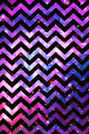 在紫色、粉紅色和藍色的大膽鋸齒形人字形條紋內的宇宙星系星星。 — Huawei MatePad 11.5 (2026) 壁紙