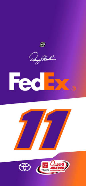 漸變背景上的 FedEx 11 賽車號碼、Denny Hamlin 簽名和 Toyota Owners 400 標誌。 — iPhone Air 壁紙