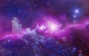 深空中帶有發光星星的彩色星雲。 — 紫羅蘭 壁紙