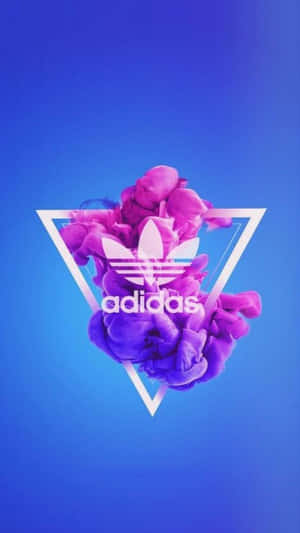 Adidas 標誌被紫色墨水包圍，位於白色三角形內，背景為漸變藍色 — 愛迪達 GIF 壁紙