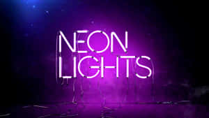 在黑暗背景上，發光的霓虹燈牌以紫色顯示「NEON LIGHTS」，並可見電線。 — 城市燈光 壁紙