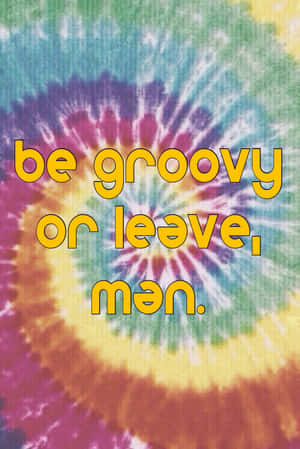 彩虹紮染背景，黃色文字寫著 be groovy or leave man — 嗆辣語錄 壁紙