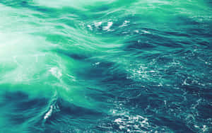 帶有白色泡沫和陽光反射的綠松色海浪。 — 海洋藍 壁紙