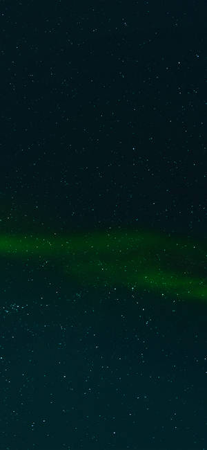 綠色極光在星空夜空中閃爍。 — iPhone Air 壁紙