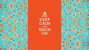 橙色面板，上面有「Keep Calm and Teach On」文字，下方有書籍和蘋果，兩側有花卉圖案。 — 老師 壁紙