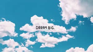 激勵文字 dream big 映襯著明亮的藍天和白雲。 — 藍色美學電腦 壁紙