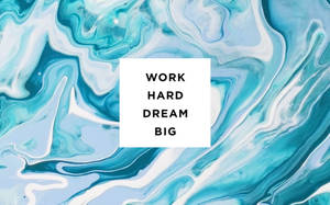 在藍白抽象漩渦背景上的勵志文字 work hard dream big。 — 藍色美學電腦 壁紙