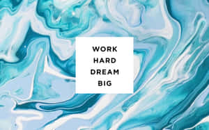 在藍白抽象背景上的勵志文字 work hard dream big。 — 美學大理石 壁紙
