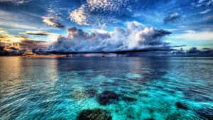 在戲劇性的日落雲層下，藍綠色海洋與珊瑚礁。 — 海洋 壁紙