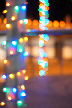 色彩繽紛的模糊串燈在戶外夜晚發光。 — 美麗聖誕 壁紙