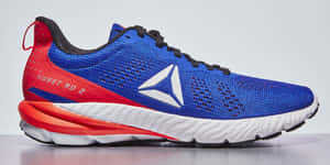 藍色和紅色 Reebok 跑鞋，白色鞋底和黑色鞋帶。 — 銳步 壁紙