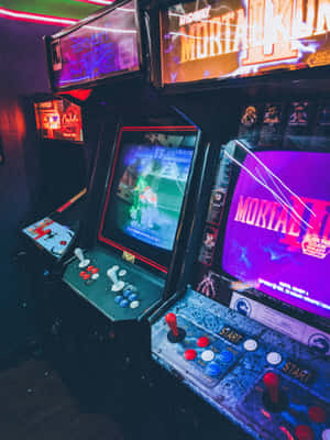 在黑暗的遊戲室中，霓虹燈照亮的街機配備 Mortal Kombat II。 — iPad Air 13 壁紙