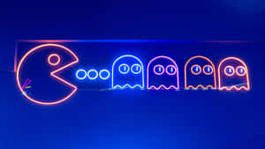 霓虹燈 Pac-Man 和鬼魂在藍色牆壁上以復古街機風格發光。 — 遊戲玩家標誌 壁紙